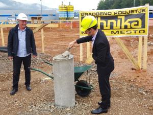 Polozitev temeljnega kamna pred gradnjo PLC KT, 14082018, foto Lapego (3)